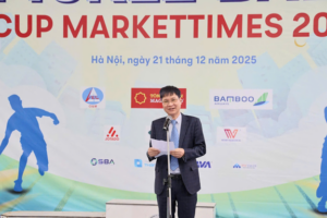 Nhà báo Nguyễn Thế Hào – Phó Chủ tịch Hội Thẩm định giá Việt Nam – Tổng biên tập tạp chí điện tử Nhịp sống Thị trường (MarketTimes), Trưởng Ban Tổ chức giải Pickleball Cup MarketTimes 2025 phát biểu khai mạc.